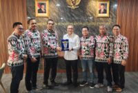Ketua PWI Lampung di diampungi sejumlah pengurus memberikan cindramta kepada Menko Pangan Zulkifli Hasan ( poto Ist).