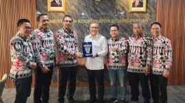 Ketua PWI Lampung di diampungi sejumlah pengurus memberikan cindramta kepada Menko Pangan Zulkifli Hasan ( poto Ist).