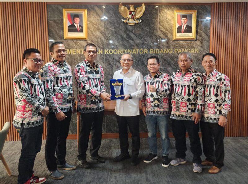 Ketua PWI Lampung di diampungi sejumlah pengurus memberikan cindramta kepada Menko Pangan Zulkifli Hasan ( poto Ist).