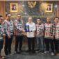 Ketua PWI Lampung di diampungi sejumlah pengurus memberikan cindramta kepada Menko Pangan Zulkifli Hasan ( poto Ist).