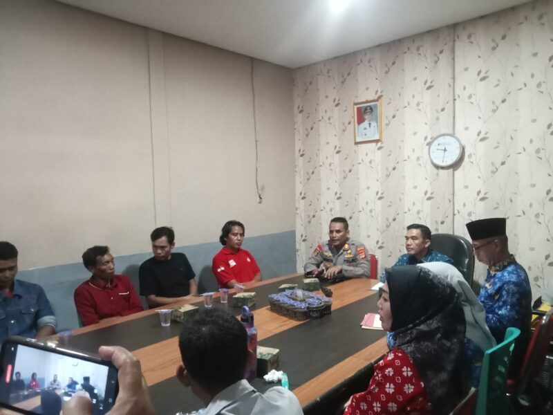 Para perwakilan pengunjuk rasa tengah menyampaikan tuntutnya kepada Dinas Tenaga Kerja dan Transmigrasi Lampung Selatan, Jumat, 25 April 2025. Foto.Juwantoro