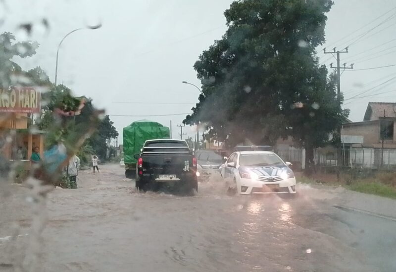 Para pengguna jalan harus ekstra hati - hati ketika melintasi banjir di Jalinsum Desa Kedaton Kecamatan Kalianda, Senin, 21 April 2025. Foto.Juwantoro