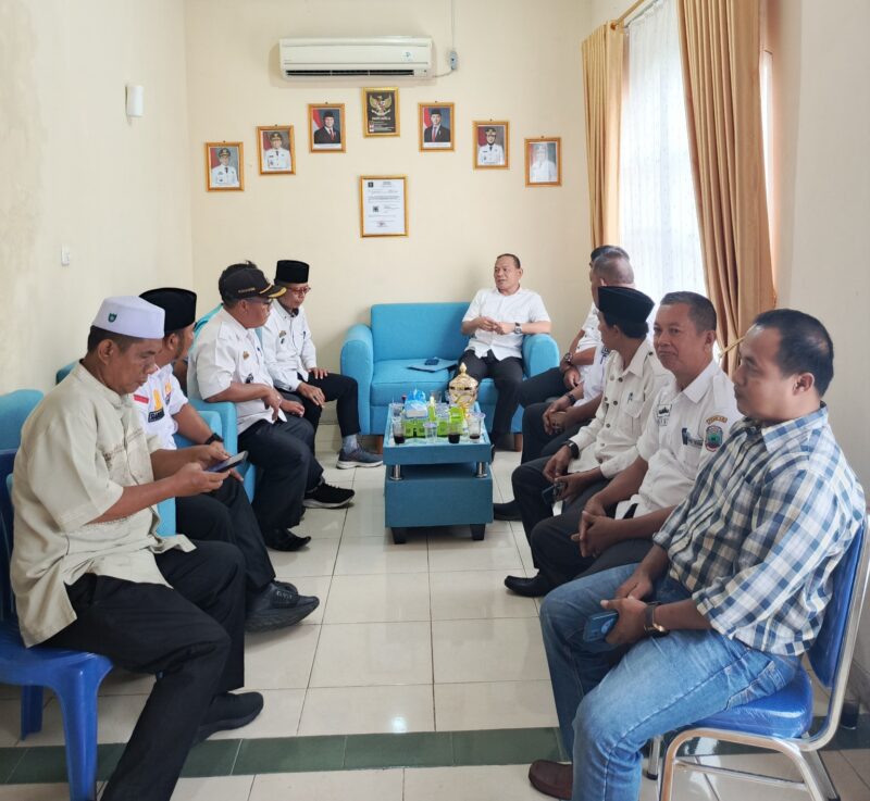 Sejumlah Kades tengah berkunjung ke Kantor Kuasa Hukum Rusman Efenddi. Foto.Ist