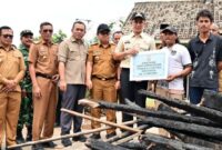 Bupati Lampung Selatan Radityo Egi Pratama serahkan bantuan bedah rumah.foto.Diskominfo Lamsel