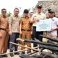 Bupati Lampung Selatan Radityo Egi Pratama serahkan bantuan bedah rumah.foto.Diskominfo Lamsel
