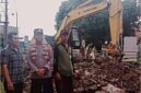 Kapolsek Kalianda IPTU Sulyadi saat memantau Kondisi Perbaikan jalan di jalan pesisir Desa Pauh Tanjung Iman, Kecamatan Kalianda, Lampung Selatan ( poto: Ist).