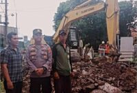 Kapolsek Kalianda IPTU Sulyadi saat memantau Kondisi Perbaikan jalan di jalan pesisir Desa Pauh Tanjung Iman, Kecamatan Kalianda, Lampung Selatan ( poto: Ist).