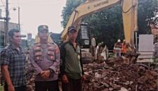 Kapolsek Kalianda IPTU Sulyadi saat memantau Kondisi Perbaikan jalan di jalan pesisir Desa Pauh Tanjung Iman, Kecamatan Kalianda, Lampung Selatan ( poto: Ist).