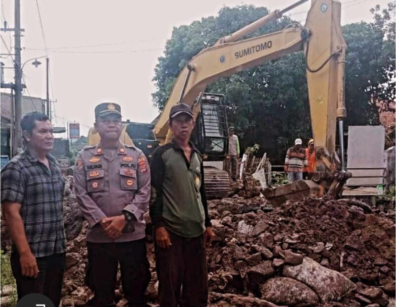 Kapolsek Kalianda IPTU Sulyadi saat memantau Kondisi Perbaikan jalan di jalan pesisir Desa Pauh Tanjung Iman, Kecamatan Kalianda, Lampung Selatan ( poto: Ist).