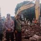 Kapolsek Kalianda IPTU Sulyadi saat memantau Kondisi Perbaikan jalan di jalan pesisir Desa Pauh Tanjung Iman, Kecamatan Kalianda, Lampung Selatan ( poto: Ist).