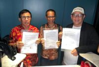 Zulmasyah dan Hendry CH Bangun poto Bersama usai menyepakati Kongres di percepat.(poto Ist).