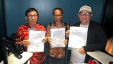 Zulmasyah dan Hendry CH Bangun poto Bersama usai menyepakati Kongres di percepat.(poto Ist).