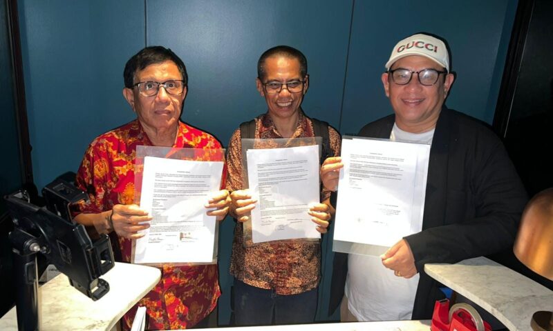 Zulmasyah dan Hendry CH Bangun poto Bersama usai menyepakati Kongres di percepat.(poto Ist).