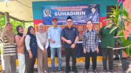 Anggota DPRD Lampung Selatan dari Fraksi NasDem, Suhadirin bersama aparatur Desa Sukaraja, Kecamatan Rajabasa, ( Poto Anesmi)