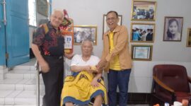 Margono Tarmudji, menyerahkan Langsung Bantuan kepada Imron Rosadi dari Ketua IPSI Lampung H. Faishol Djausal (poto Ist).