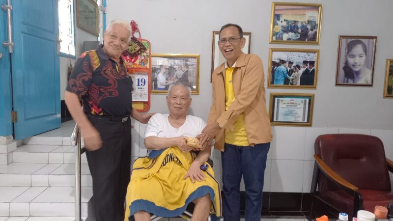 Margono Tarmudji, menyerahkan Langsung Bantuan kepada Imron Rosadi dari Ketua IPSI Lampung H. Faishol Djausal (poto Ist).