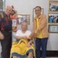 Margono Tarmudji, menyerahkan Langsung Bantuan kepada Imron Rosadi dari Ketua IPSI Lampung H. Faishol Djausal (poto Ist).