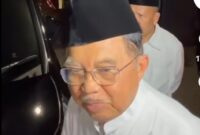 Mantan Wakil Presiden Jusuf Kalla saat melayat di kediaman Najwa Sihab.( poto Ist).