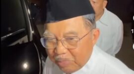 Mantan Wakil Presiden Jusuf Kalla saat melayat di kediaman Najwa Sihab.( poto Ist).