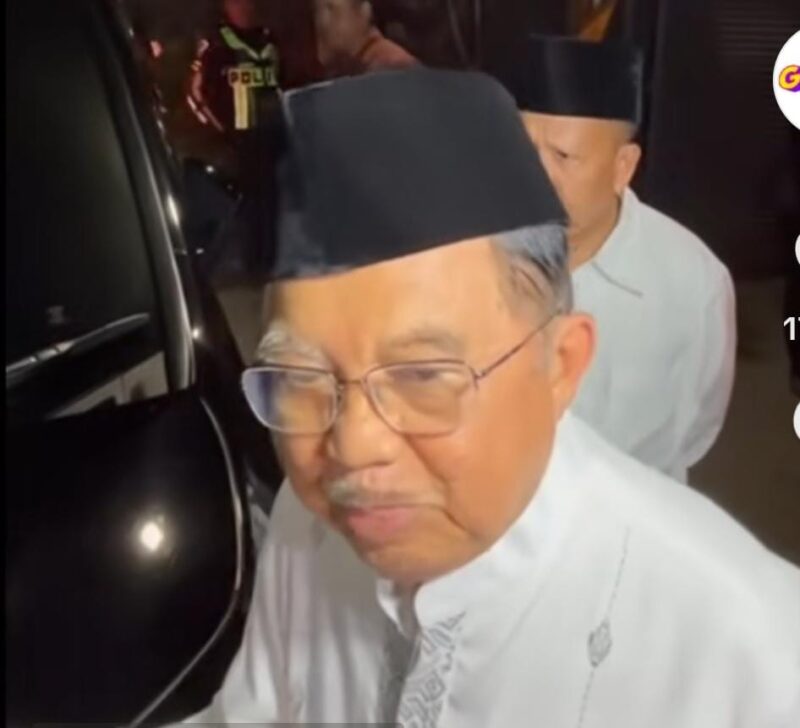 Mantan Wakil Presiden Jusuf Kalla saat melayat di kediaman Najwa Sihab.( poto Ist).