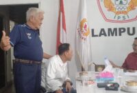 Ketua SIWO PWI Lampung Muslim Pranata saat menyerahkan dukungan untuk H. Faisol Djausal di Sekretariat IPSI Lampung ( poto ist).