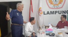Ketua SIWO PWI Lampung Muslim Pranata saat menyerahkan dukungan untuk H. Faisol Djausal di Sekretariat IPSI Lampung ( poto ist).