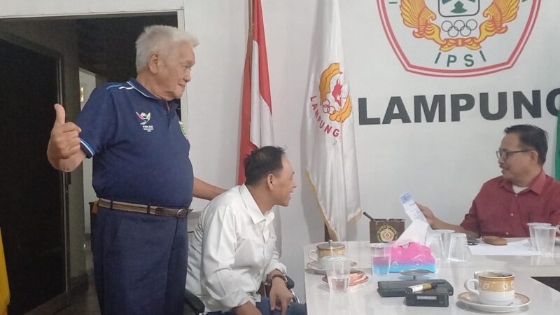 Ketua SIWO PWI Lampung Muslim Pranata saat menyerahkan dukungan untuk H. Faisol Djausal di Sekretariat IPSI Lampung ( poto ist).