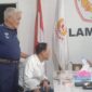 Ketua SIWO PWI Lampung Muslim Pranata saat menyerahkan dukungan untuk H. Faisol Djausal di Sekretariat IPSI Lampung ( poto ist).