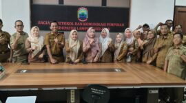 Puluhan eks tenaga honorer K-II datangi Ruang Protokol dan Dokpim Sekdakab Lamssl, Senin, 26 Mei 2025. Foto.Ist