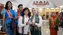 Ketua Dekranasda Provinsi Lampung, Purnama Wulan Sari Mirza, saat menerima kunjungan istimewa dari Women's International Club (WIC), ( poto: Diskominfo Prov Lampung).