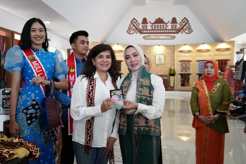 Ketua Dekranasda Provinsi Lampung, Purnama Wulan Sari Mirza, saat menerima kunjungan istimewa dari Women's International Club (WIC), ( poto: Diskominfo Prov Lampung).