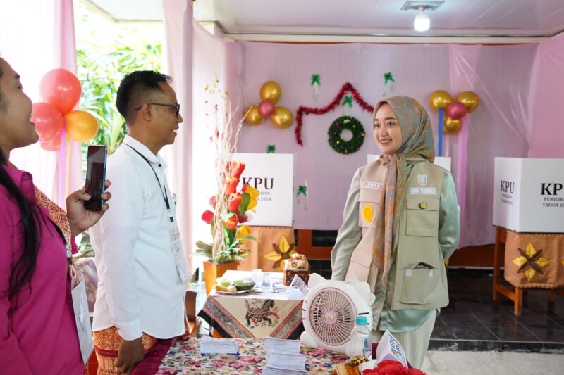 Jihan Nurlela saat meninjau PSU di Kabupaten Pesawan (poto: Diskominfo Pemprov Lampung).