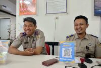 Kepala Kantah ATR/BPN Lampung Selatan Seto Apriyadi bersama pegawainya tengah menjelaskan program PTSL tahun 2025 ini. Foto. Juwantoro