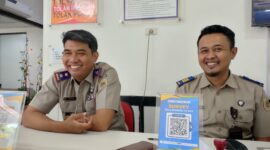 Kepala Kantah ATR/BPN Lampung Selatan Seto Apriyadi bersama pegawainya tengah menjelaskan program PTSL tahun 2025 ini. Foto. Juwantoro