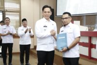 Bupati Lampung Selatan Radityo Egi Pratama menyerahkan Surat Perintah Plt Kabag Protokol dan Dokpim Lamsel kepada Amir Ali. Foto.Dokpim Lamsel