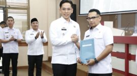 Bupati Lampung Selatan Radityo Egi Pratama menyerahkan Surat Perintah Plt Kabag Protokol dan Dokpim Lamsel kepada Amir Ali. Foto.Dokpim Lamsel