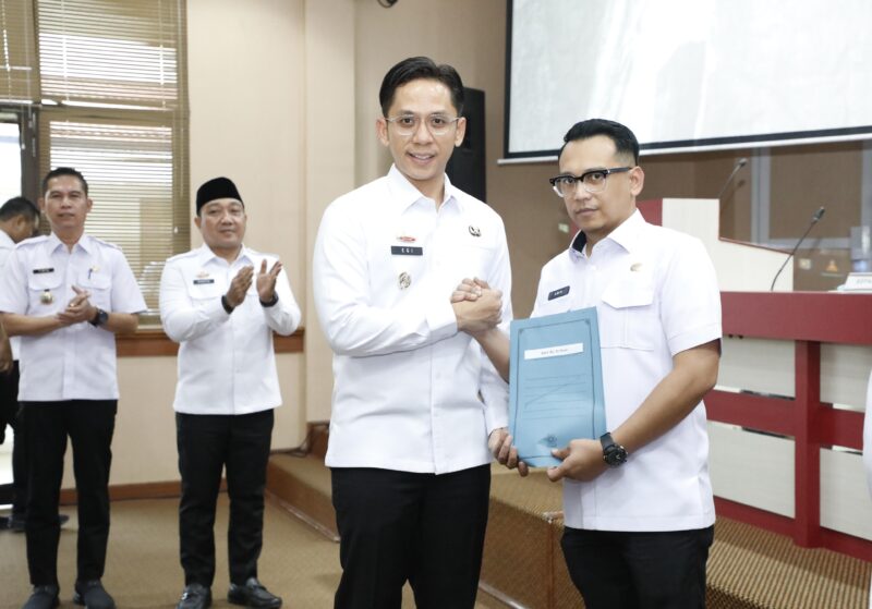 Bupati Lampung Selatan Radityo Egi Pratama menyerahkan Surat Perintah Plt Kabag Protokol dan Dokpim Lamsel kepada Amir Ali. Foto.Dokpim Lamsel