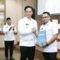 Bupati Lampung Selatan Radityo Egi Pratama menyerahkan Surat Perintah Plt Kabag Protokol dan Dokpim Lamsel kepada Amir Ali. Foto.Dokpim Lamsel