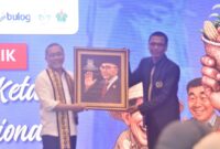 Ketua PWI Lampung Wirahadikusumah menyerahkan cinderamata poto Karakatur kepada Zulkifli Hasan pada acara HUT PWI Lampung ke 55 Tahun 2025 ( dok PWI Lampung).