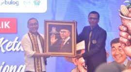 Ketua PWI Lampung Wirahadikusumah menyerahkan cinderamata poto Karakatur kepada Zulkifli Hasan pada acara HUT PWI Lampung ke 55 Tahun 2025 ( dok PWI Lampung).