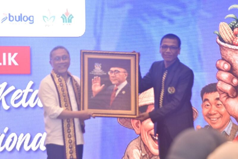 Ketua PWI Lampung Wirahadikusumah menyerahkan cinderamata poto Karakatur kepada Zulkifli Hasan pada acara HUT PWI Lampung ke 55 Tahun 2025 ( dok PWI Lampung).