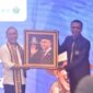 Ketua PWI Lampung Wirahadikusumah menyerahkan cinderamata poto Karakatur kepada Zulkifli Hasan pada acara HUT PWI Lampung ke 55 Tahun 2025 ( dok PWI Lampung).