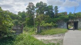 Pagar Panel Beton dan Pagar Kawat Milik Jalan Tol Di Jebol dan kini dipakai oleh pengusaha. Padahal, areal jalan tol tidak diperbolehkan untuk usaha. Foto.Juwantoro