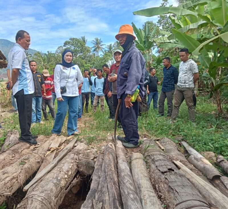 Wakil Ketua DPRD Lampung Selatan Bella Jayanti tinjau jembatan yang dikeluhkan masyarakat Desa Tajimalela, Kecamatan Kalianda, Selasa, 13 Mei 2025. (Foto.Juwantoro)