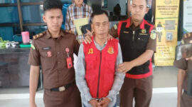 Tampang mantan Peratin Pekon Tanjung Kemala usai ditetapkan tersangka. foto ist