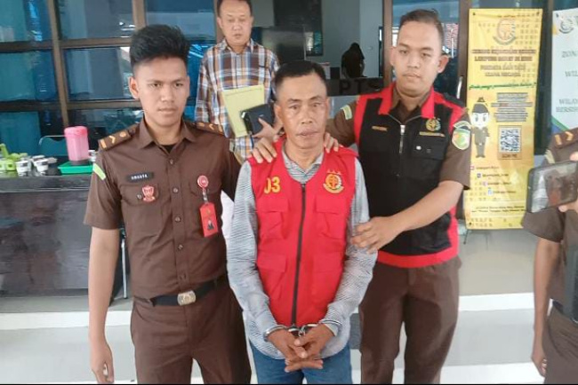 Tampang mantan Peratin Pekon Tanjung Kemala usai ditetapkan tersangka. foto ist