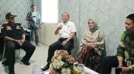 Plt.Direktur RSUD Bon Bazar, Kalianda Reny Ayu Fatimah didqmpingi Kuasa Hukumnya Rusman Efendi. (Foto.Juwantoro)