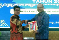 Bupati Hamartoni menerima LHP LKPD 2024 dari Kepala BPK RI perwakilan Provinsi Lampung. dok ist