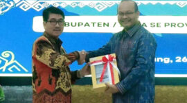 Bupati Hamartoni menerima LHP LKPD 2024 dari Kepala BPK RI perwakilan Provinsi Lampung. dok ist
