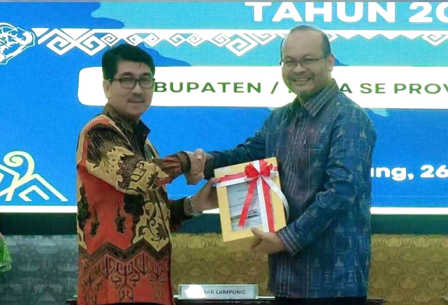 Bupati Hamartoni menerima LHP LKPD 2024 dari Kepala BPK RI perwakilan Provinsi Lampung. dok ist